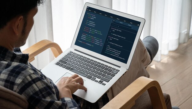 Programmazione dello sviluppo di software sullo schermo del computer per applicazioni di moda