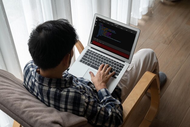 Programmazione dello sviluppo di software sullo schermo del computer per applicazioni di moda