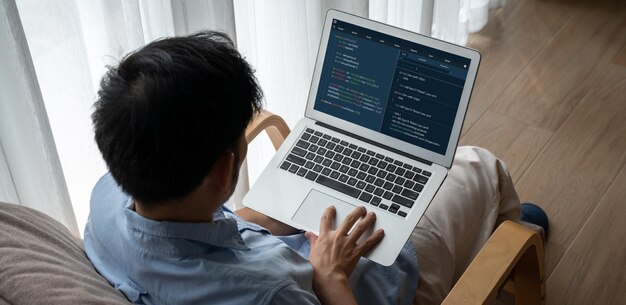 Programmazione dello sviluppo di software sullo schermo del computer per applicazioni di moda