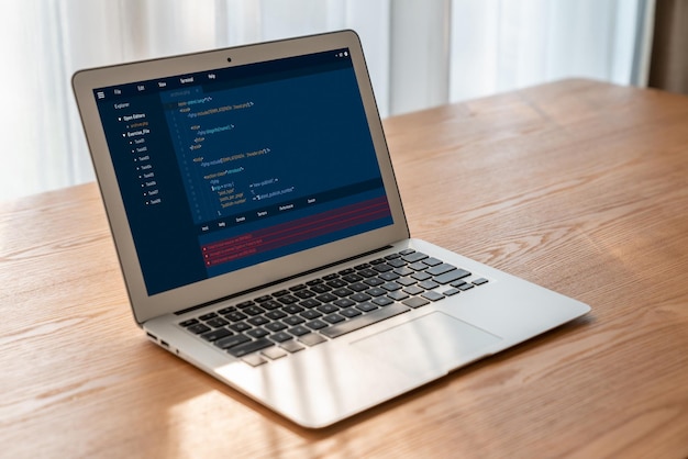 Programmazione dello sviluppo software sullo schermo del computer per applicazioni alla moda e codifica di programmi