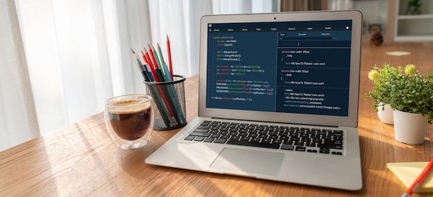 Programmazione dello sviluppo software sullo schermo del computer per applicazioni alla moda e codifica di programmi