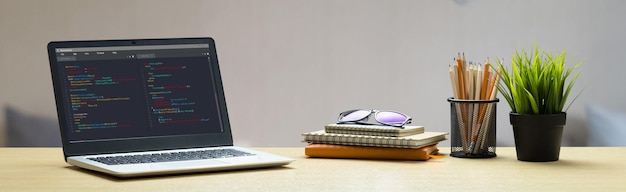Programmazione di sviluppo software sullo schermo del computer per l'applicazione modish e la codifica del programma