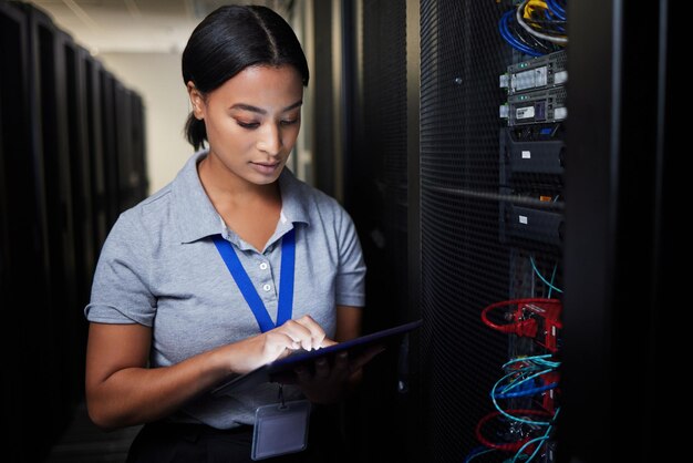 Programmazione o codifica di tablet e sale server per la tecnologia informatica della sicurezza informatica o il backup della protezione dei dati Persona di ingegneria impegnata nell'ispezione dell'hardware del software digitale o nel controllo del seminterrato