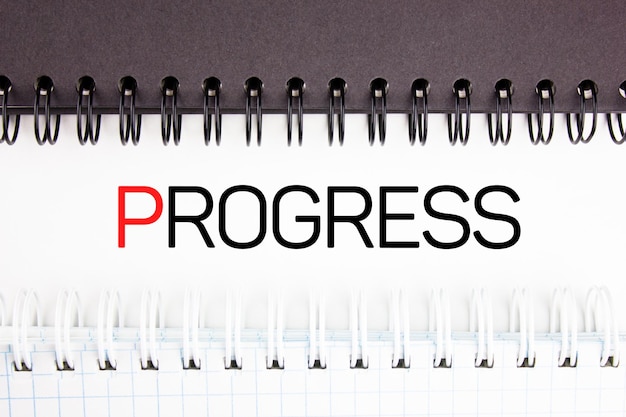 PROGRESS tex concept tra due quaderni quaderni di cancelleria Testo concettuale del raggiungimento del progresso