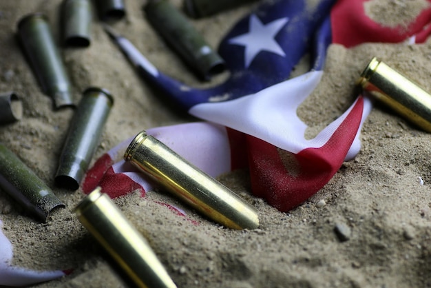Proiettile e bandiera degli Stati Uniti nella guerra della sabbia