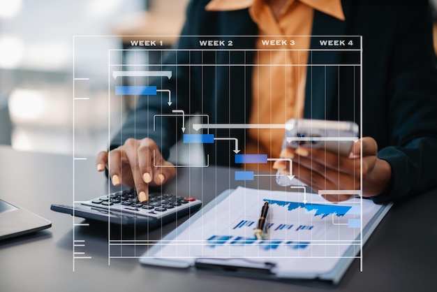 Project manager che lavora e aggiorna le attività con la pianificazione dello stato di avanzamento delle pietre miliari e il diagramma di pianificazione del diagramma di Gantt