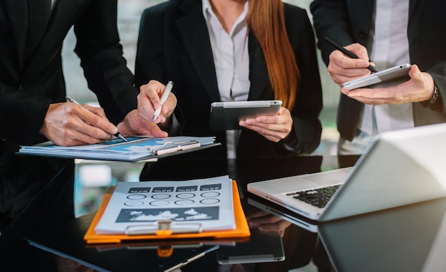 Project manager che lavora e aggiorna le attività con le pietre miliari, la pianificazione dello stato di avanzamento e l'investitore professionista della fotografia che lavora a un nuovo progetto di avvio nell'ufficio