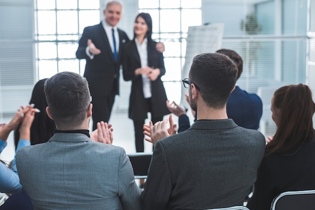 Project Manager in rappresentanza di un giovane specialista durante una riunione di lavoro. concetto di successo