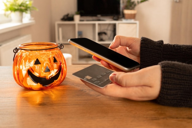 Promozioni di saldi e sconti per lo shopping online di Halloween sul cellulare Shopping online di Halloween