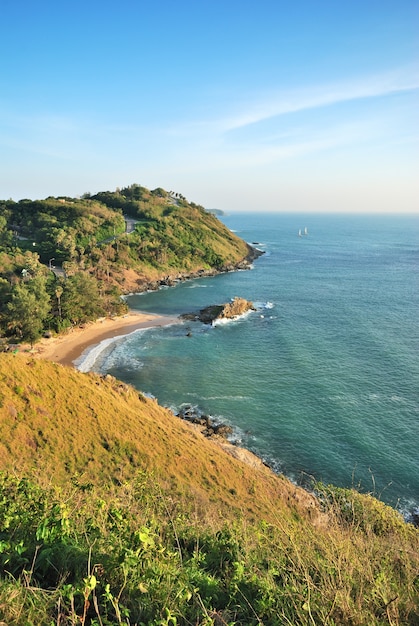 promuove l&#39;alta vista aerea del mare nell&#39;isola di phuket