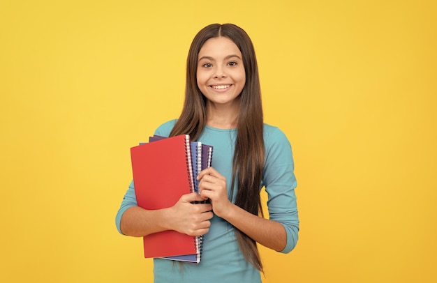 È pronta ragazza adolescente pronta per studiare la felicità dell'infanzia bambino felice che va a fare i compiti