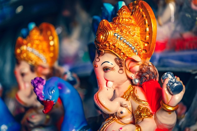 Pronti per la statua colorata di Lord Ganesha per il festival di Ganesha