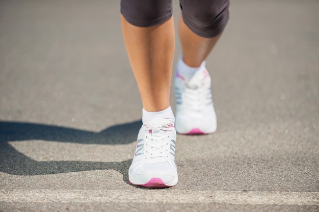 Pronto a correre. Immagine ravvicinata di una donna con scarpe sportive che cammina