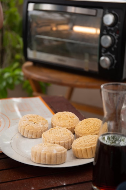 Pronto a cucinare la torta di luna sul piatto