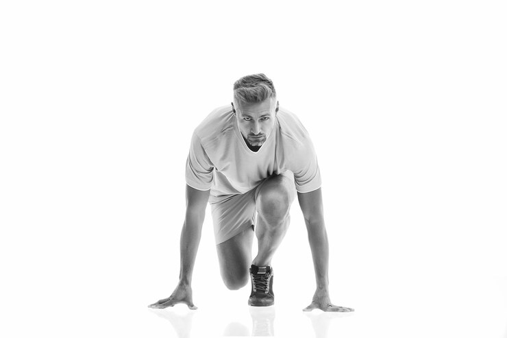 Foto pronto a partire uomo sportivo inizia a correre corridore bello ragazzo forte isolato su bianco allenamento correre più velocemente correre sport continuare a correre ogni giorno stile di vita sano club di corsa in palestra