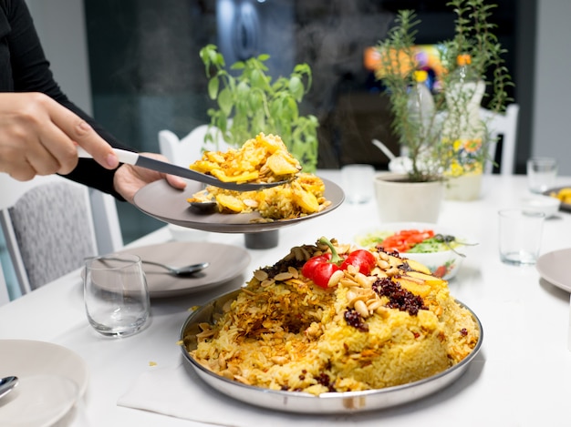 Pronto cibo iftar sul tavolo a casa