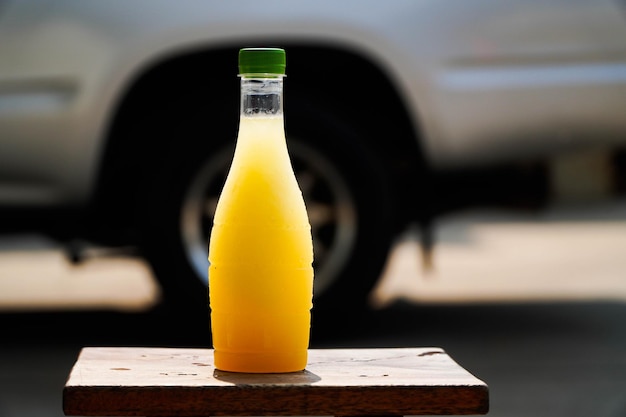 Pronto da bere succo di canna da zucchero in bottiglie di plastica tempo caldo sul pavimento