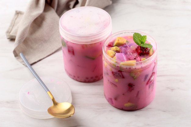 Pronto da mangiare Sop Buah o Es Buah è frutta mista con cocco o sciroppo semplice, servito con ghiaccio tritato e aggiungere latte condensato. Popolare per Buka Puasa (colazione)