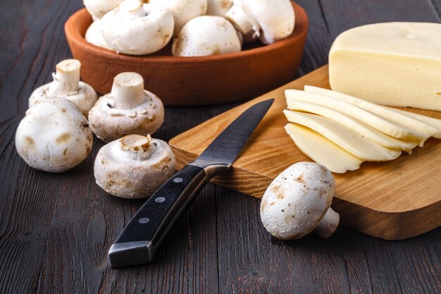 Pronto per il forno, formaggio, funghi