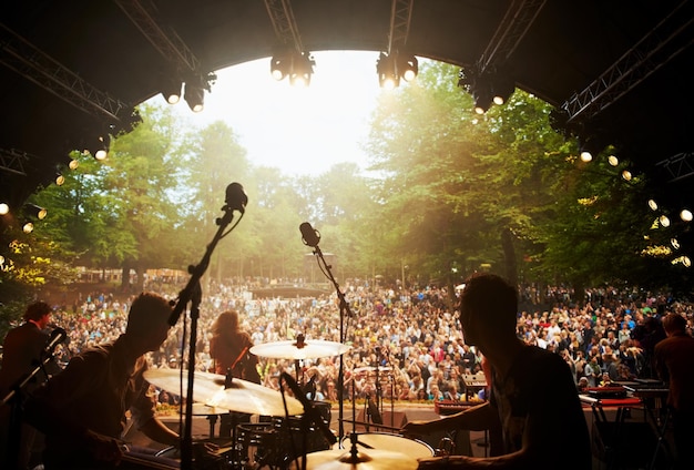 Pronto per il rock Immagine ritagliata dei piedi di un musicista sul palco di un festival musicale all'aperto