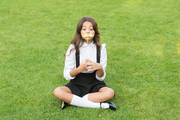 Pronto per la festa scolastica Il bambino tiene i baffi oggetti di scena erba verde Bambina con oggetti di scena per photobooth sul bastone Oggetti di scena e accessori per feste Oggetti di scena perfetti per la festa d'addio Vacanze estive