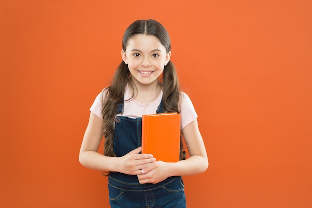 Pronto per la prima lezione. Settembre è qui. Di nuovo a scuola. Libro della stiva del bambino. Letteratura interessante. Sviluppo ed educazione. Cura dei bambini e infanzia felice. Studio a scuola. Primo giorno a scuola.