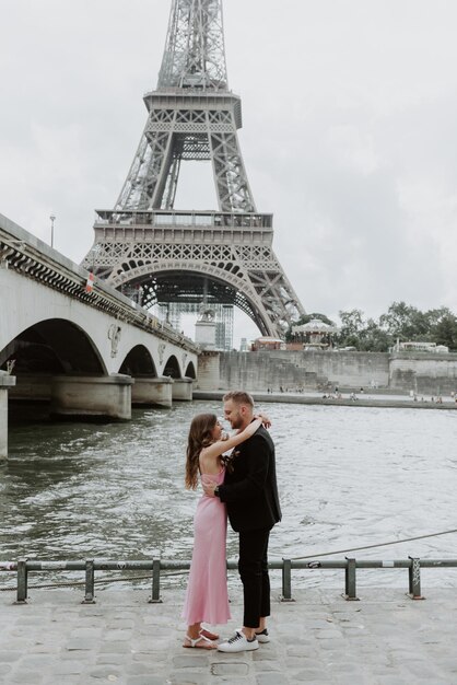 Proposta di matrimonio romantico alla Torre Eiffel Parigi Francia