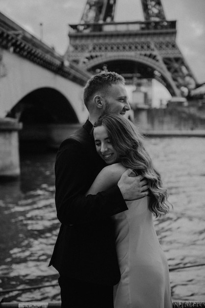 Proposta di matrimonio romantico alla Torre Eiffel Parigi Francia