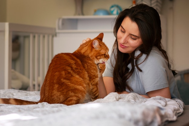 Proprietario con un gatto carino a casa