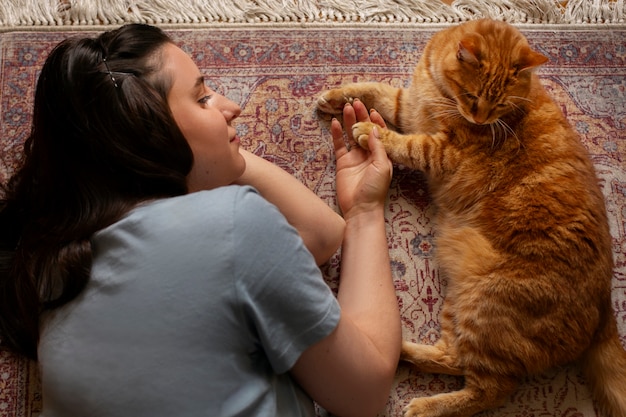 Proprietario con un gatto carino a casa
