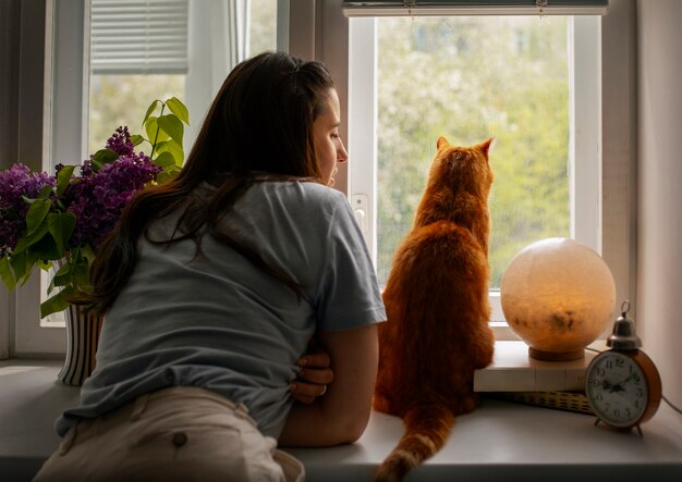 Proprietario con un gatto carino a casa