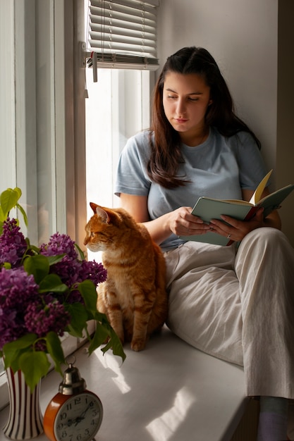 Proprietario con un gatto carino a casa
