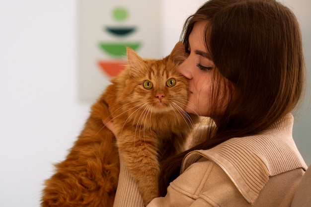 Proprietario con un gatto carino a casa