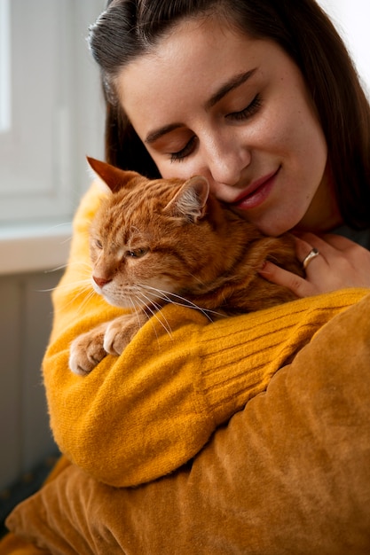 Proprietario con un gatto carino a casa