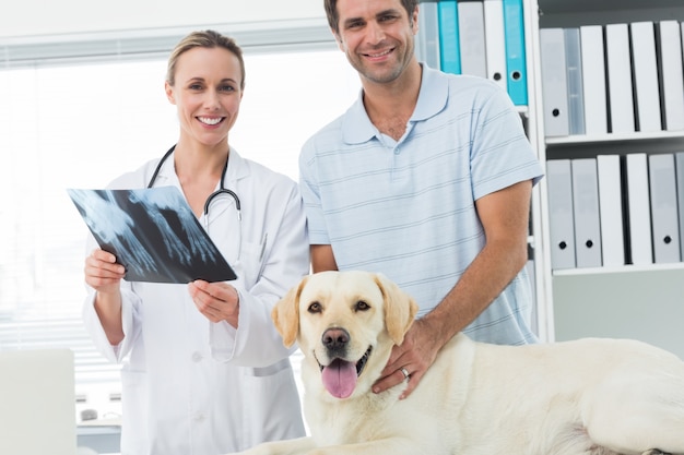 Proprietario dell&#39;animale domestico e veterinario con Xray of dog