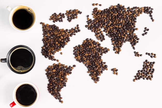 Proprio sopra la foto della mappa fatta con chicchi di caffè su sfondo bianco
