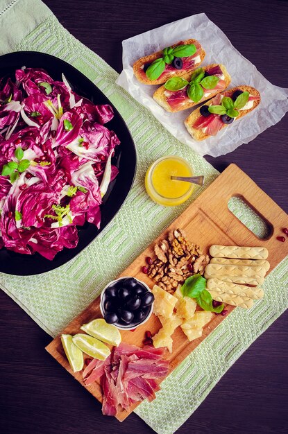 Prosciutto affettato con insalata e bruschetta