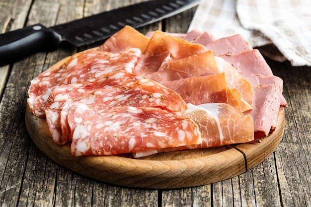 Prosciutto affettato di salame e roast beef sul tagliere