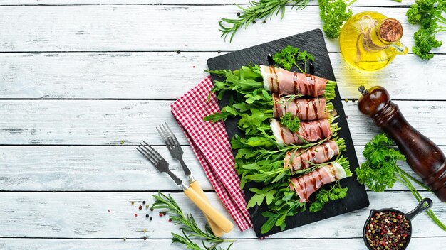 Prosciutto con rucola Antipasto tradizionale italiano Vista dall'alto Spazio per la copia gratuito