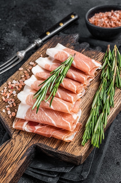 Prosciutto crudo di parma, stagionato su tavola di legno