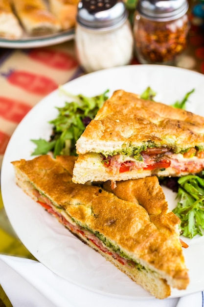 Prosciutto crudo fresco e provolone con panino al pesto nel ristorante italiano.