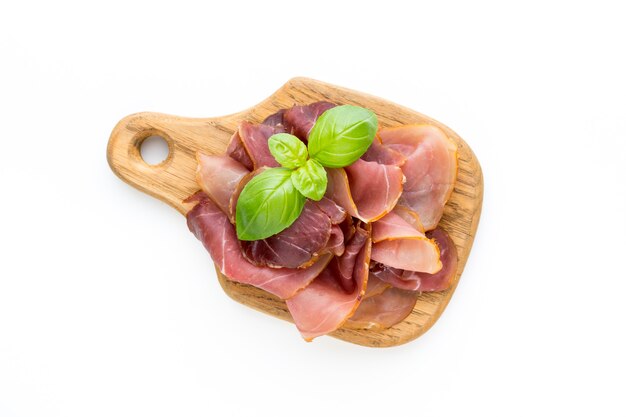 Prosciutto crudo italiano o jamon. Prosciutto crudo. Isolato su bianco