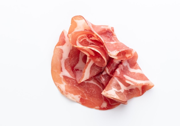 Prosciutto crudo italiano o jamon. Prosciutto crudo. Isolato su sfondo bianco.