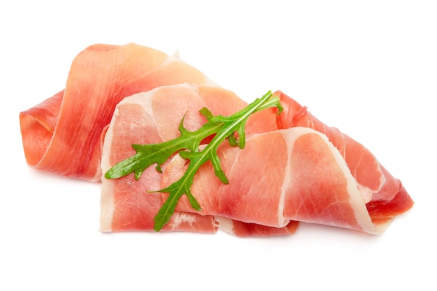 Prosciutto crudo italiano o jamon spagnolo. Prosciutto crudo su superficie bianca