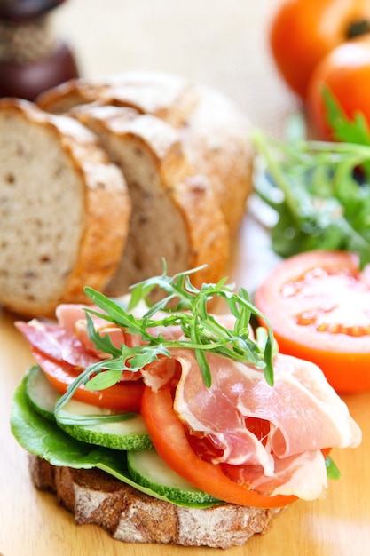 Prosciutto Crudo o Prosciutto con Rucola Multicereali Sandwich