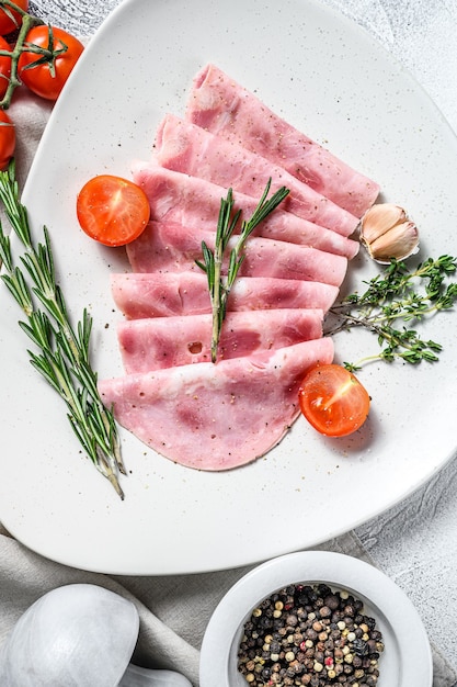 Prosciutto di maiale a fette. Prosciutto fresco Sfondo bianco. Vista dall'alto.