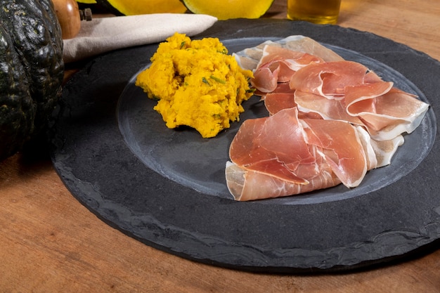 Prosciutto di Parma (jamon) specialità di carne della tradizione italiana.