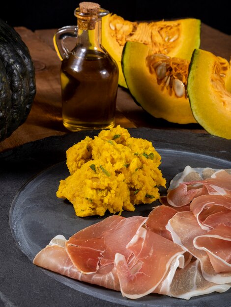 Prosciutto di Parma (jamon) specialità di carne della tradizione italiana.