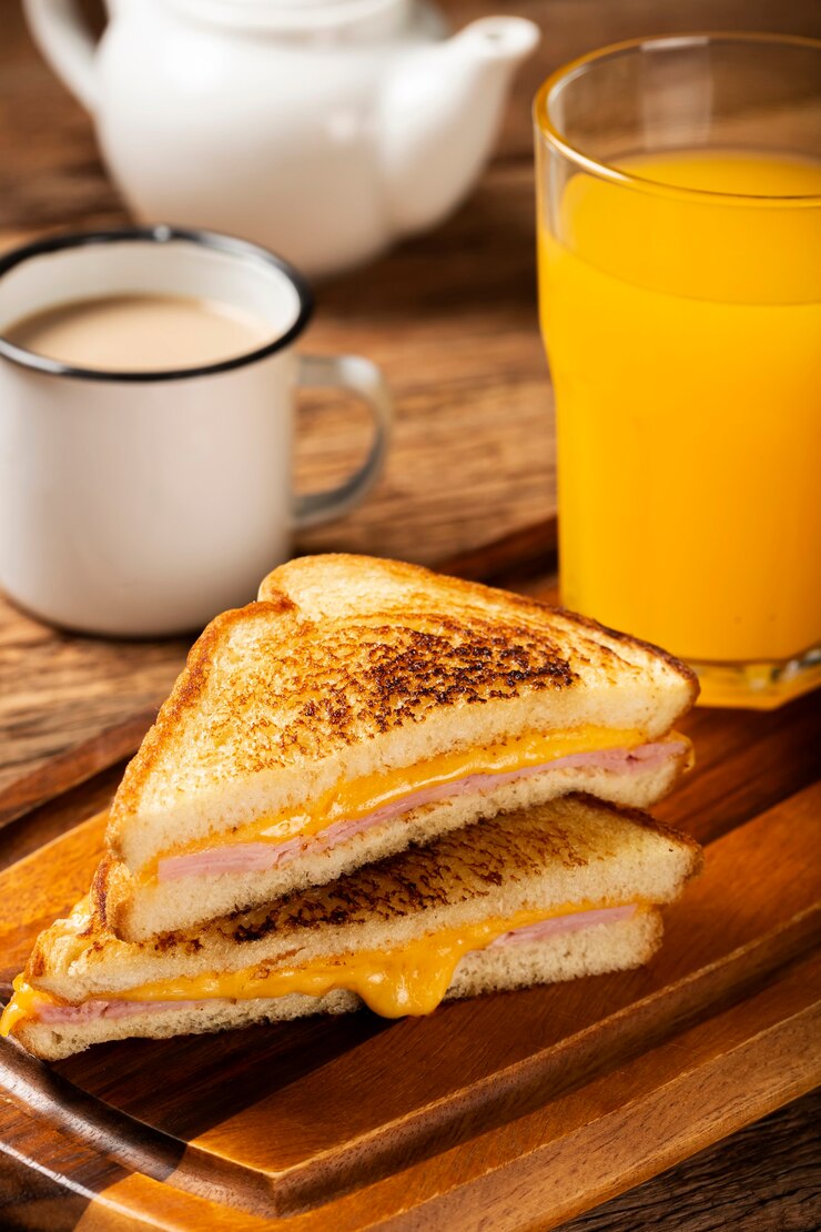 Prosciutto e formaggio alla griglia Panino con prosciutto e formaggio alla griglia