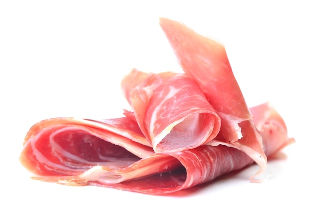 Prosciutto fresco su uno sfondo bianco